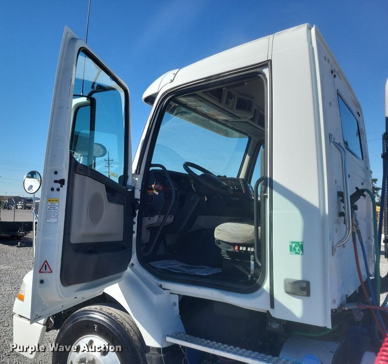 image for item MI9805 2011 Volvo VNM  semi truck