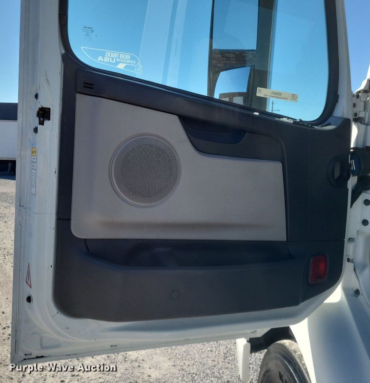 image for item MI9805 2011 Volvo VNM  semi truck