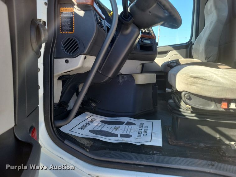 image for item MI9805 2011 Volvo VNM  semi truck