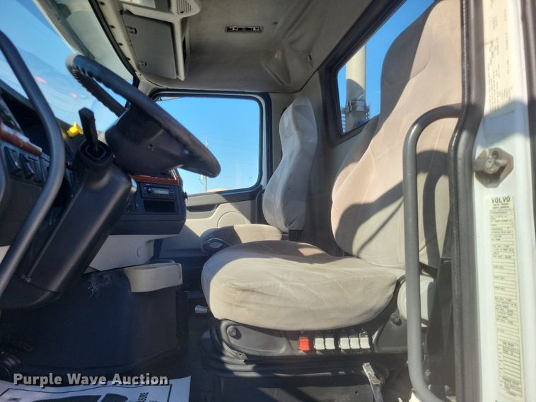 image for item MI9805 2011 Volvo VNM  semi truck