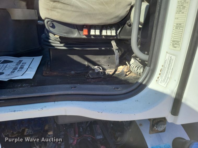 image for item MI9805 2011 Volvo VNM  semi truck