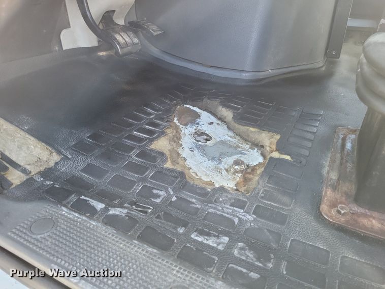 image for item MI9805 2011 Volvo VNM  semi truck