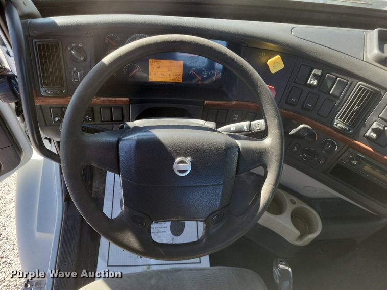 image for item MI9805 2011 Volvo VNM  semi truck