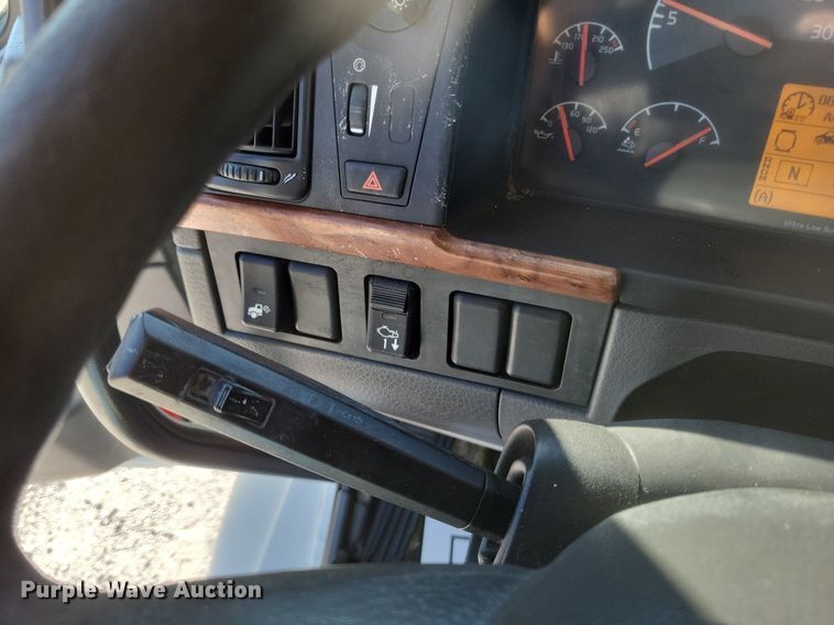 image for item MI9805 2011 Volvo VNM  semi truck