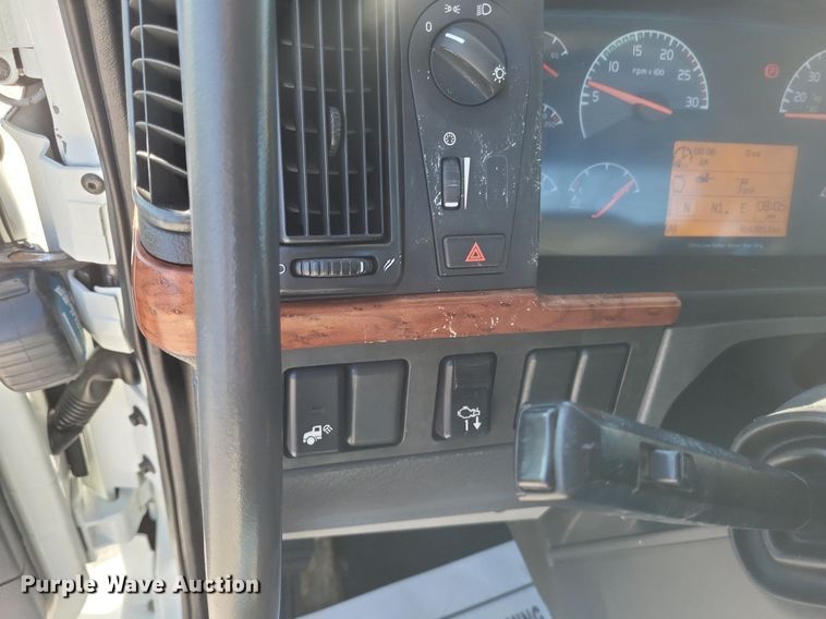 image for item MI9805 2011 Volvo VNM  semi truck