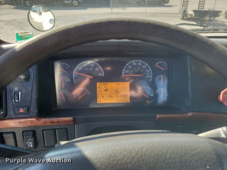 image for item MI9805 2011 Volvo VNM  semi truck