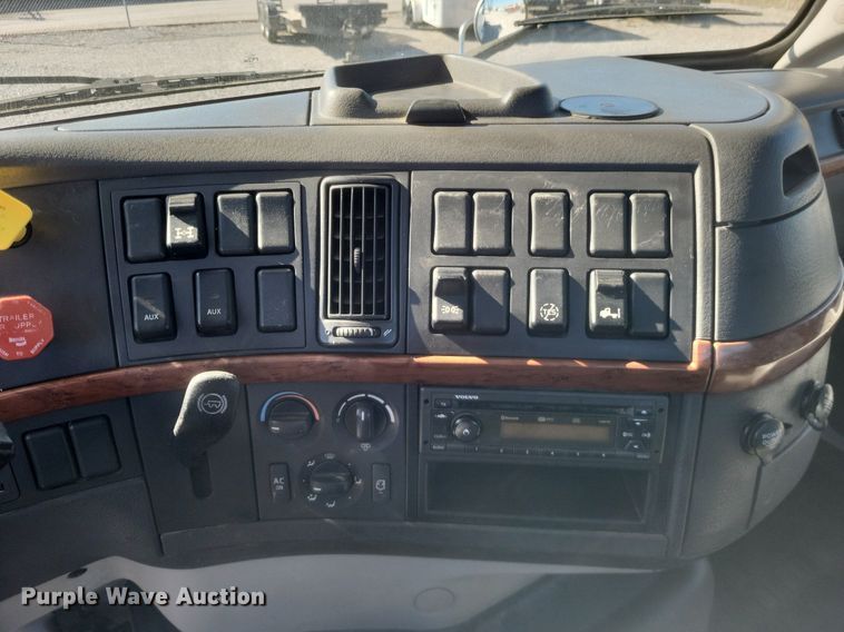 image for item MI9805 2011 Volvo VNM  semi truck