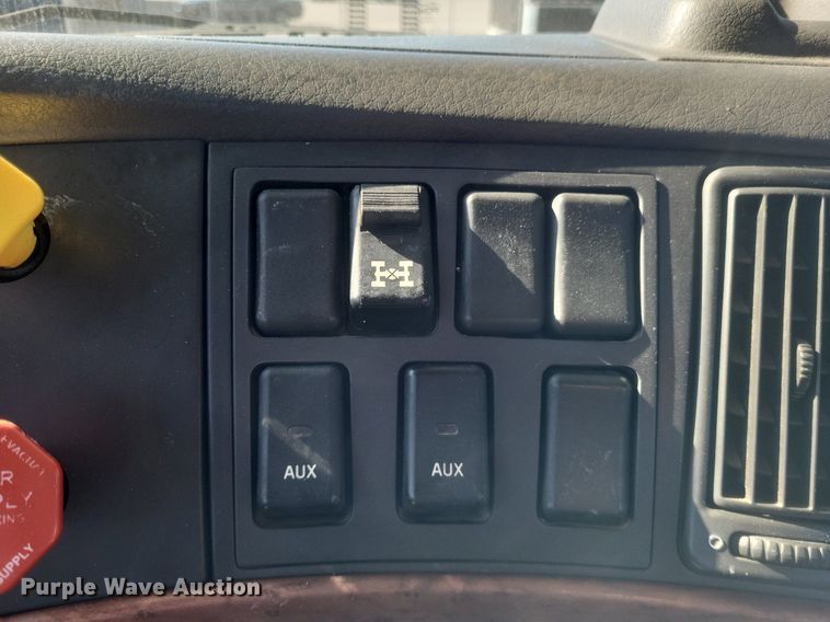 image for item MI9805 2011 Volvo VNM  semi truck