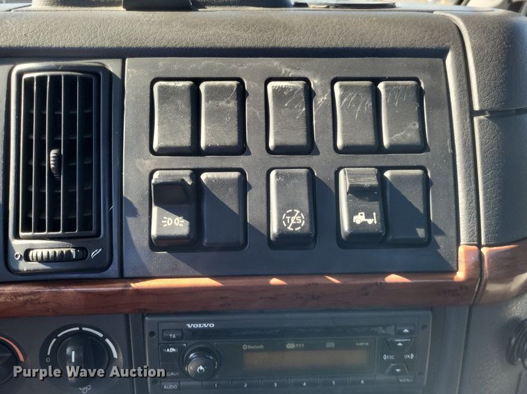 image for item MI9805 2011 Volvo VNM  semi truck