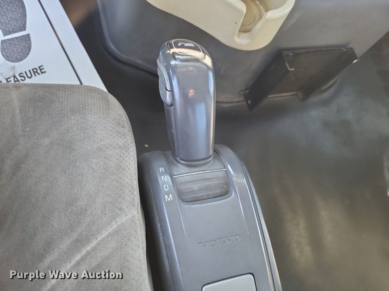 image for item MI9805 2011 Volvo VNM  semi truck