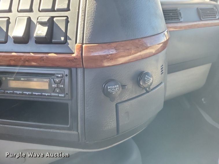 image for item MI9805 2011 Volvo VNM  semi truck