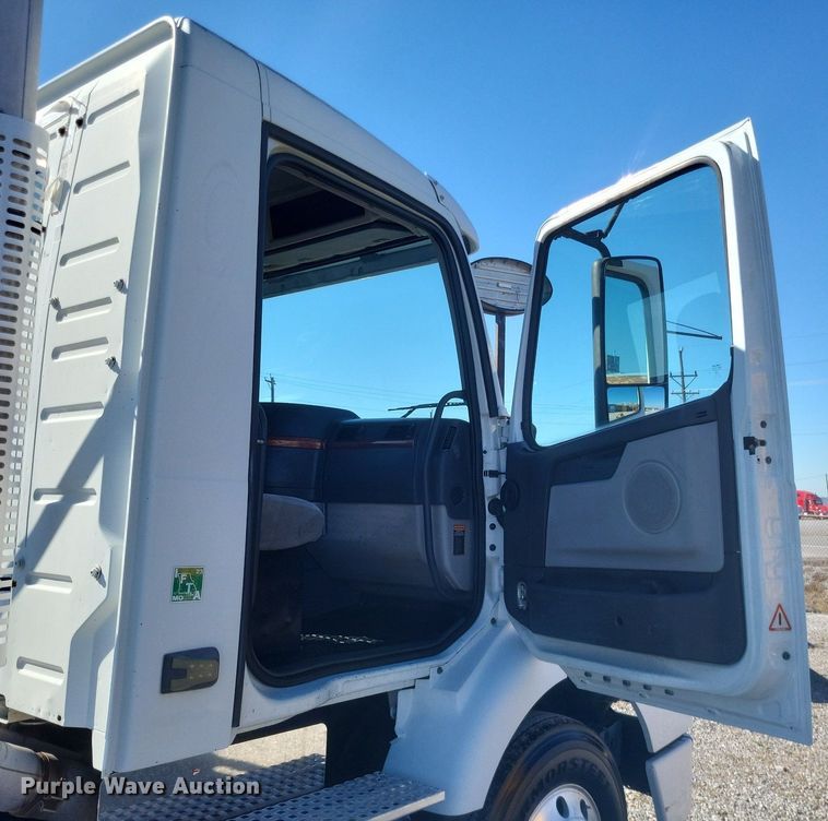 image for item MI9805 2011 Volvo VNM  semi truck