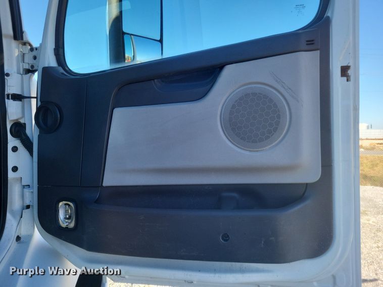 image for item MI9805 2011 Volvo VNM  semi truck