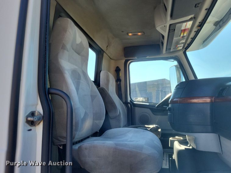 image for item MI9805 2011 Volvo VNM  semi truck