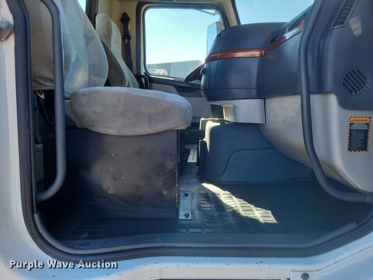 image for item MI9805 2011 Volvo VNM  semi truck