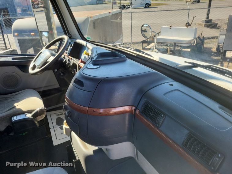 image for item MI9805 2011 Volvo VNM  semi truck