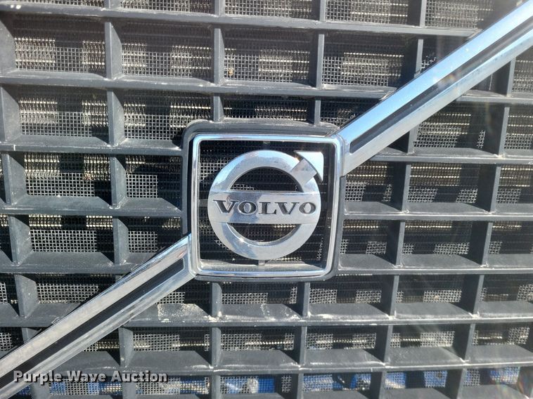 image for item MI9805 2011 Volvo VNM  semi truck