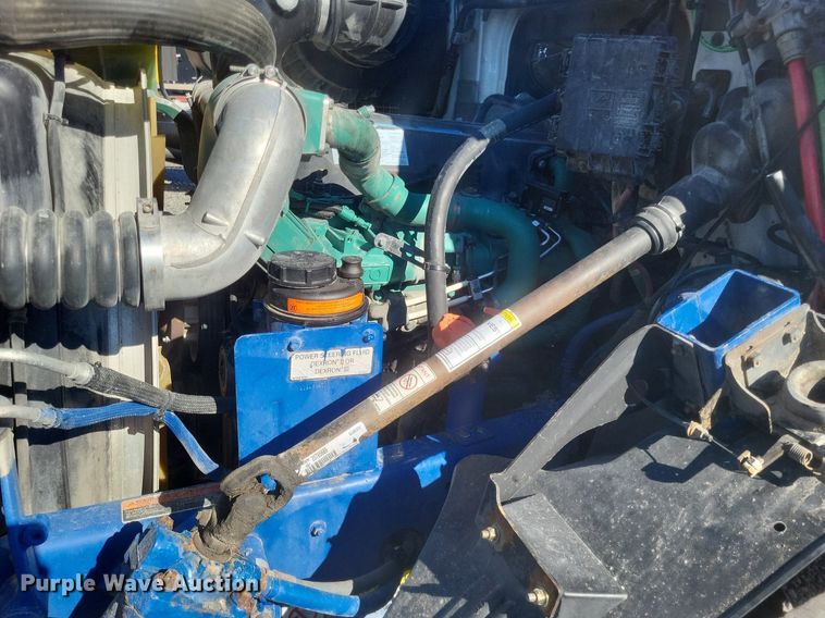 image for item MI9805 2011 Volvo VNM  semi truck