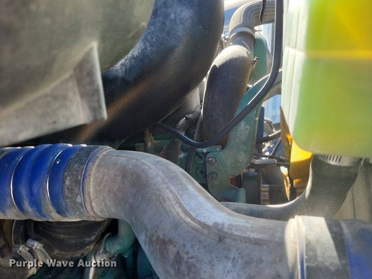 image for item MI9805 2011 Volvo VNM  semi truck