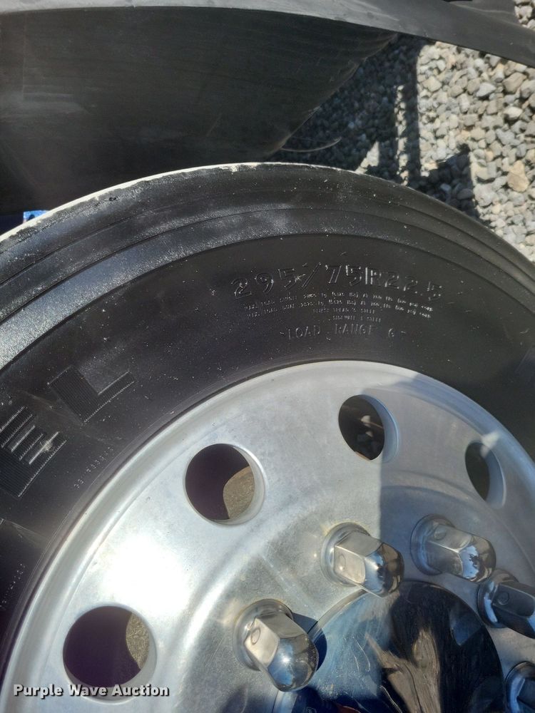 image for item MI9805 2011 Volvo VNM  semi truck