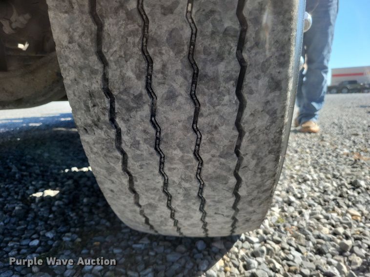 image for item MI9805 2011 Volvo VNM  semi truck