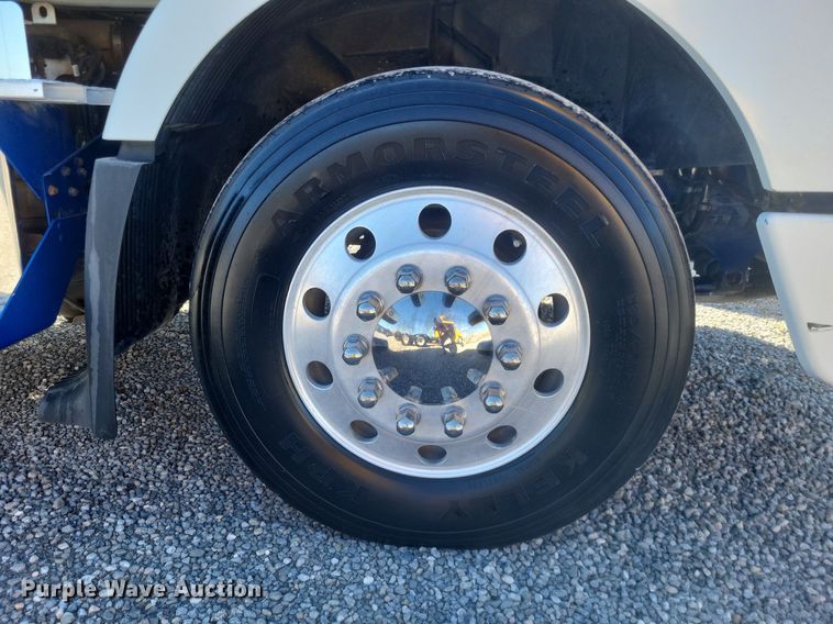 image for item MI9805 2011 Volvo VNM  semi truck