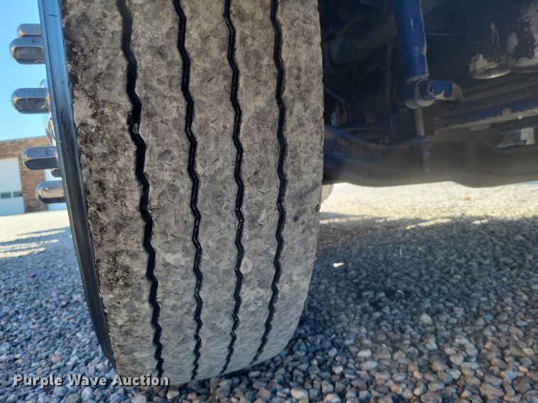 image for item MI9805 2011 Volvo VNM  semi truck