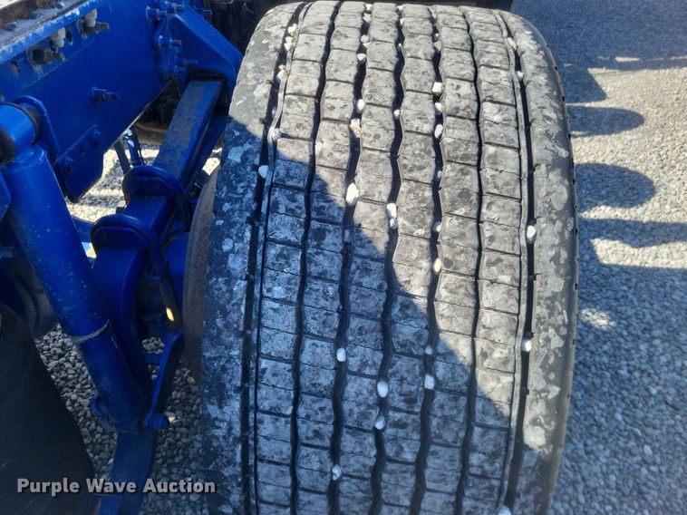 image for item MI9805 2011 Volvo VNM  semi truck