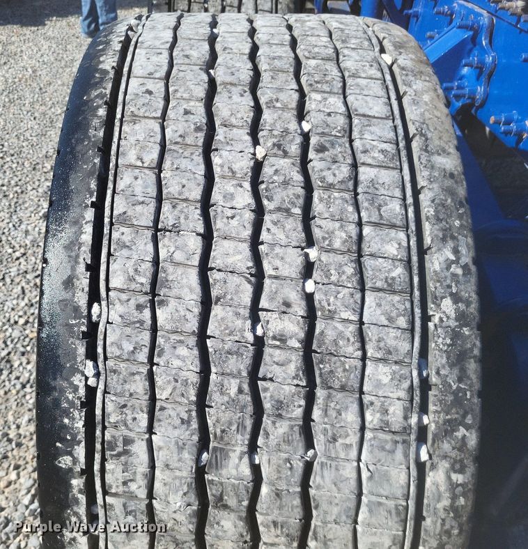 image for item MI9805 2011 Volvo VNM  semi truck