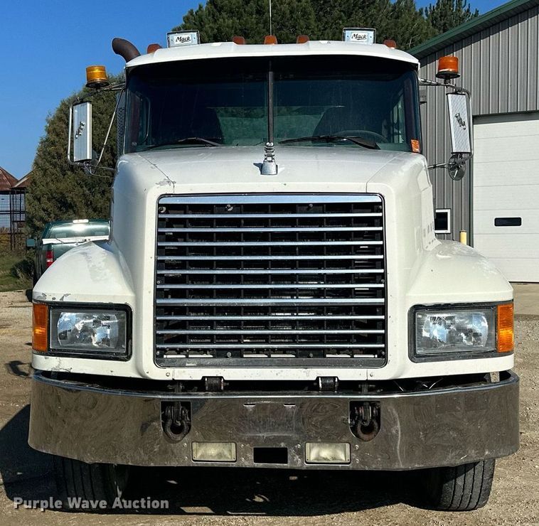 image for item MQ9508 1994 Mack CH613  truck cab and chassis