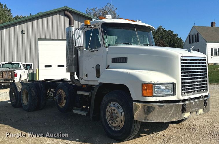 image for item MQ9508 1994 Mack CH613  truck cab and chassis