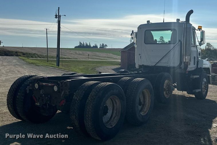 image for item MQ9508 1994 Mack CH613  truck cab and chassis