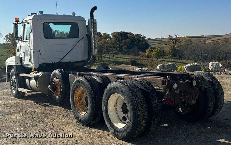 image for item MQ9508 1994 Mack CH613  truck cab and chassis