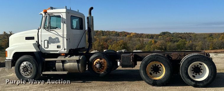 image for item MQ9508 1994 Mack CH613  truck cab and chassis