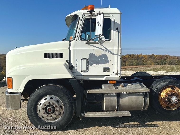 image for item MQ9508 1994 Mack CH613  truck cab and chassis