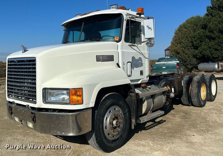 image for item MQ9508 1994 Mack CH613  truck cab and chassis