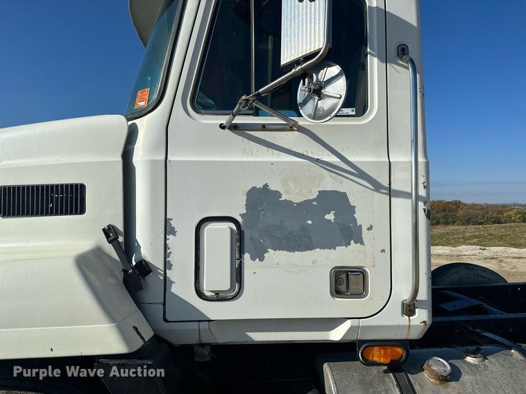 image for item MQ9508 1994 Mack CH613  truck cab and chassis