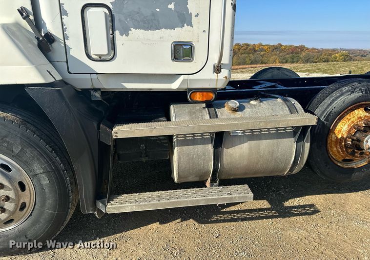 image for item MQ9508 1994 Mack CH613  truck cab and chassis