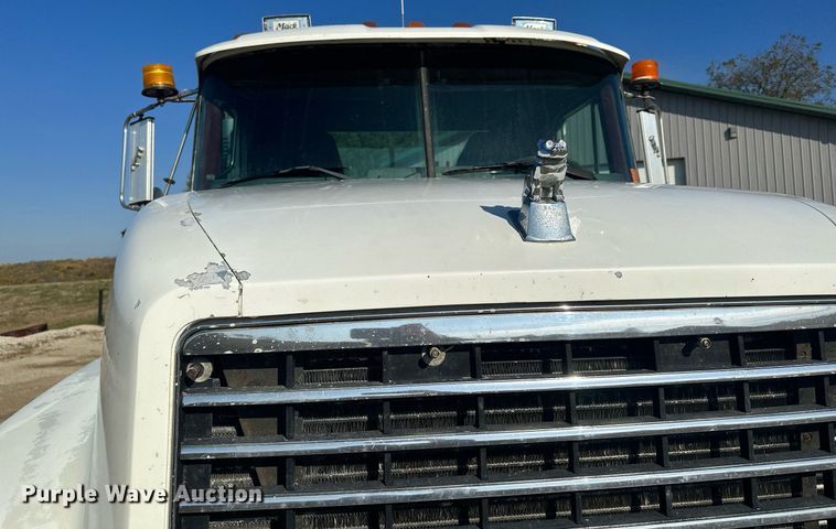 image for item MQ9508 1994 Mack CH613  truck cab and chassis