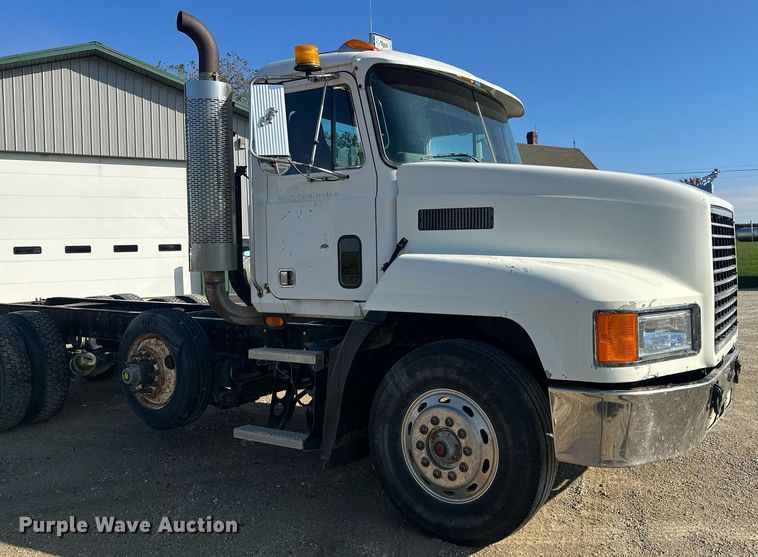 image for item MQ9508 1994 Mack CH613  truck cab and chassis