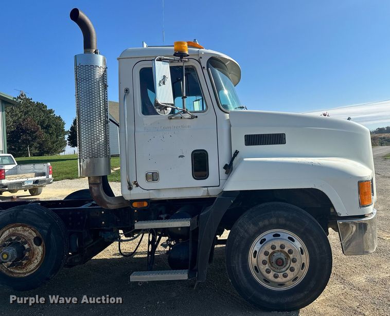 image for item MQ9508 1994 Mack CH613  truck cab and chassis