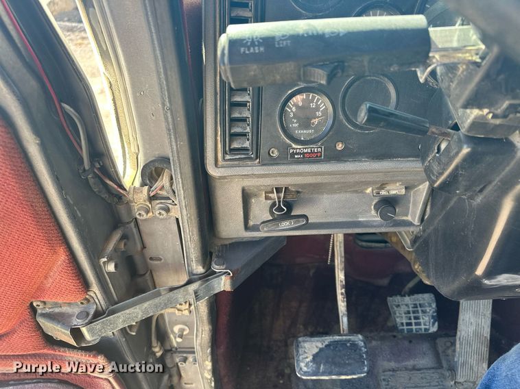 image for item MQ9508 1994 Mack CH613  truck cab and chassis