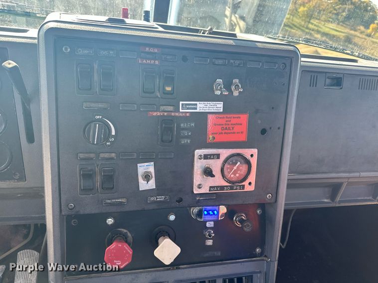 image for item MQ9508 1994 Mack CH613  truck cab and chassis