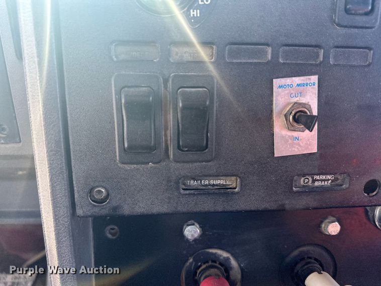 image for item MQ9508 1994 Mack CH613  truck cab and chassis