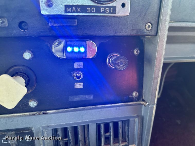 image for item MQ9508 1994 Mack CH613  truck cab and chassis