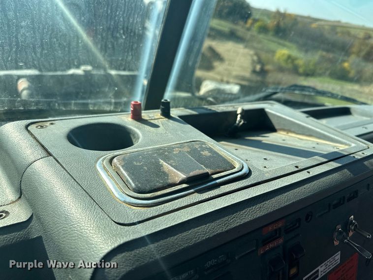 image for item MQ9508 1994 Mack CH613  truck cab and chassis