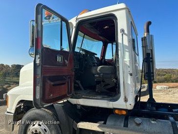 image for item MQ9508 1994 Mack CH613  truck cab and chassis