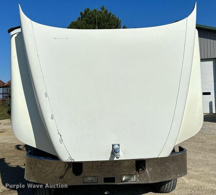 image for item MQ9508 1994 Mack CH613  truck cab and chassis