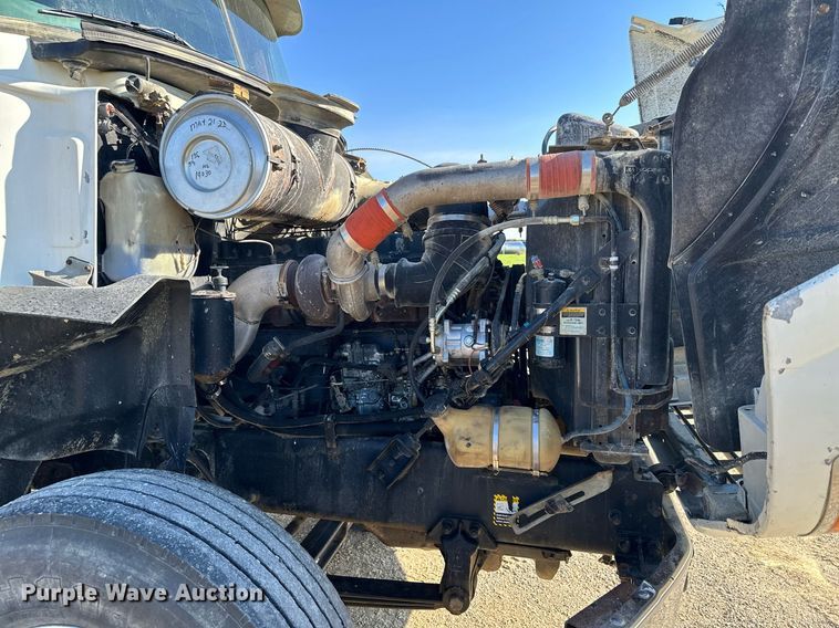 image for item MQ9508 1994 Mack CH613  truck cab and chassis