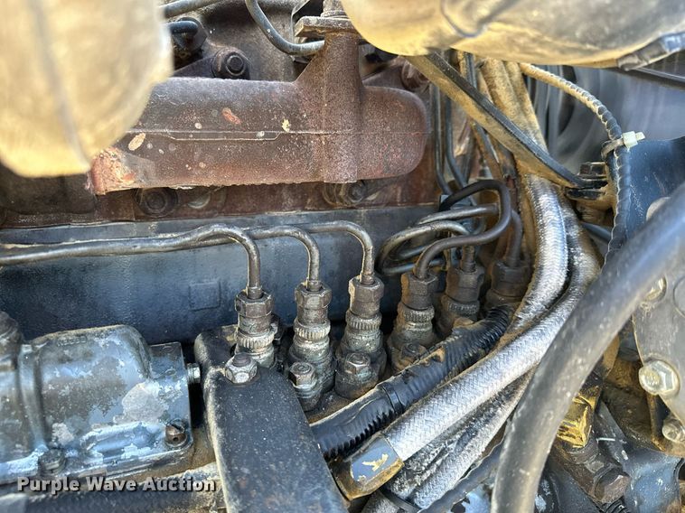 image for item MQ9508 1994 Mack CH613  truck cab and chassis